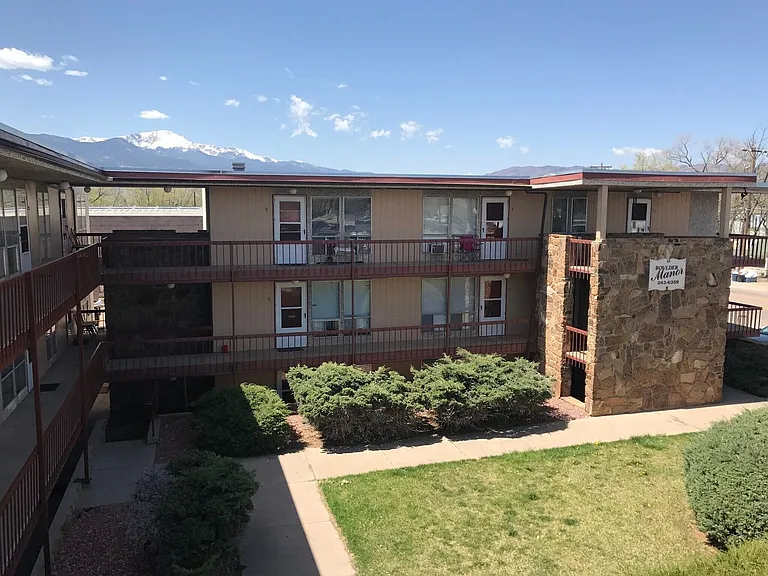 Boulder Manor — Photo 10