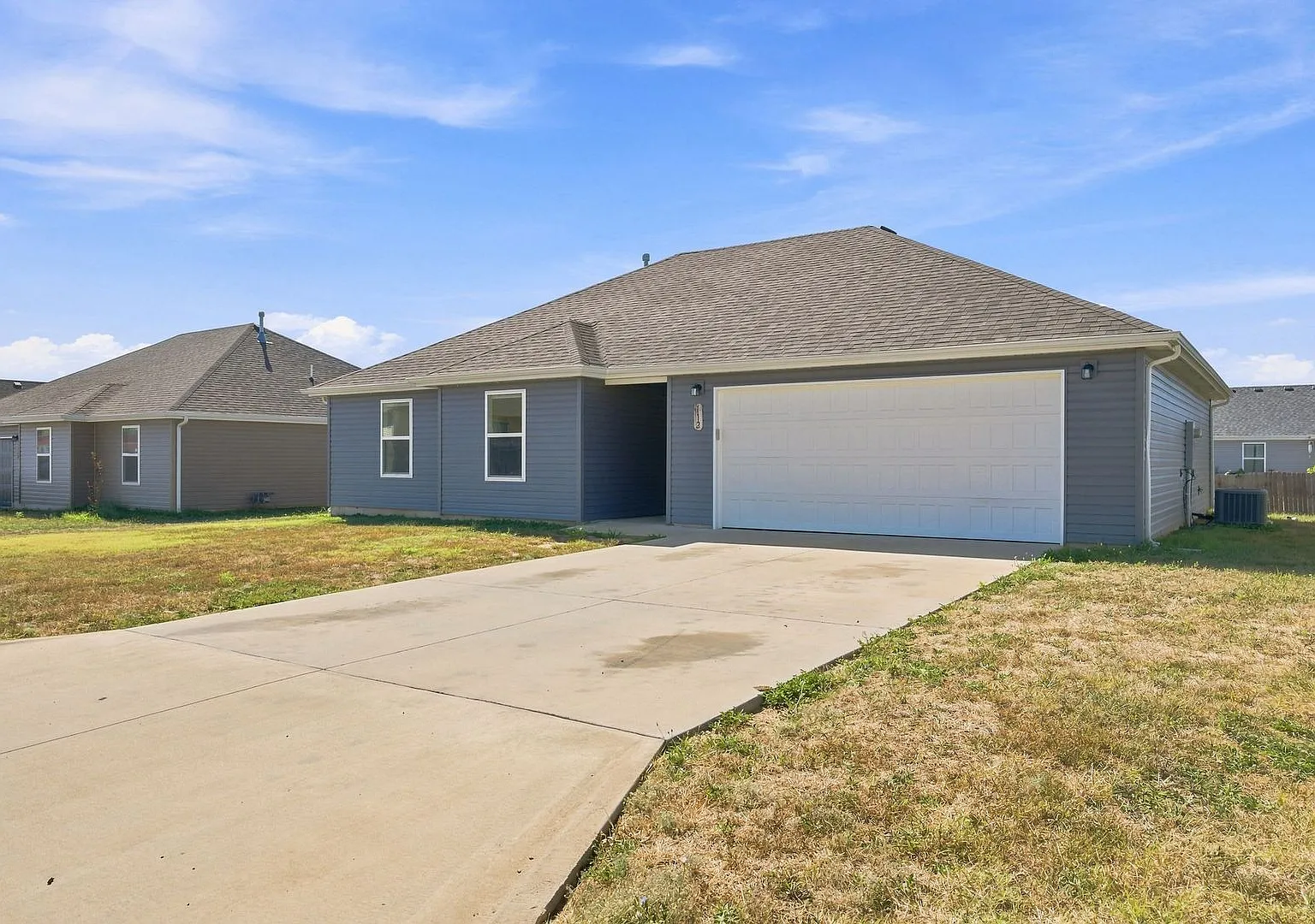 Brand New Aurora 3 Bedroom Rental — Photo 3
