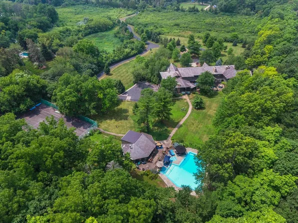 300 Otis Rd, Barrington, IL 60010