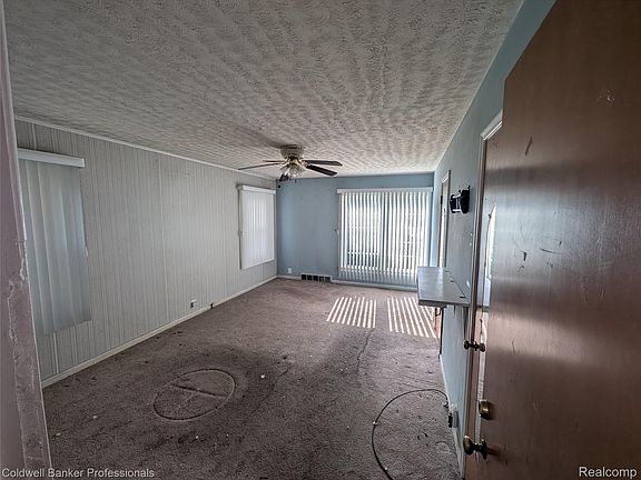 5th image of 14246 Rutland St