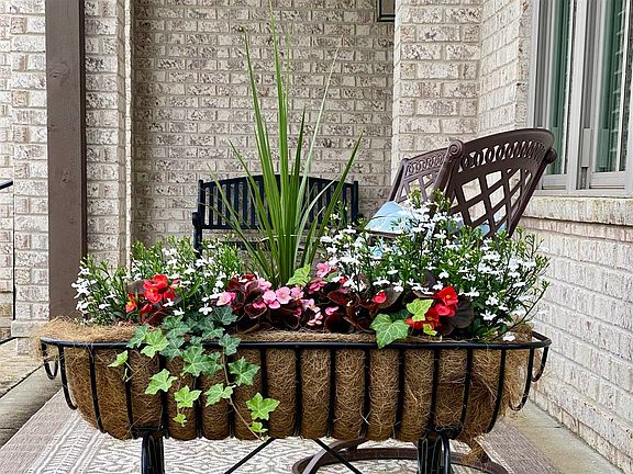 3rd image of 813 Commons Ln