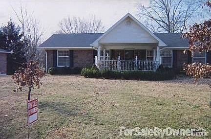 108 Cantrell Drive; Princeton, KY : Covered front porch provides enjoyable relaxing afternoons.