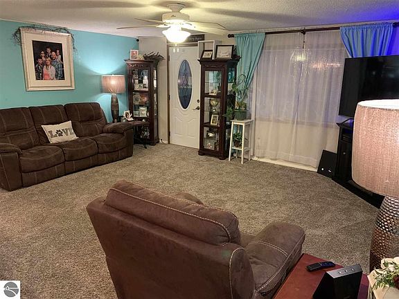4th image of 1820 Beach Dr