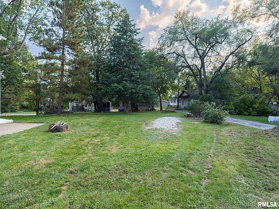 5th image of 115 Eaton Ave