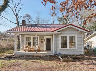 136 Half Circle Ln, Hendersonville, NC 28791