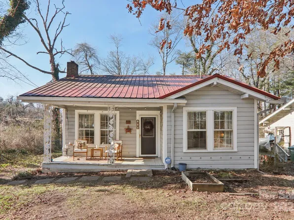 136 Half Circle Ln, Hendersonville, NC 28791