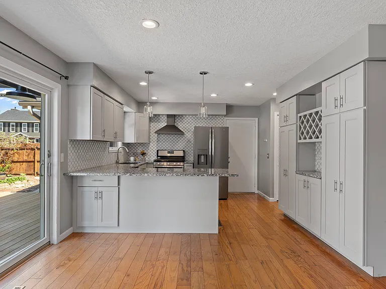 4690 Lindbergh Dr — Photo 15