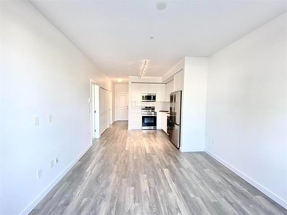 4th image of 15858 Fraser Hwy #102