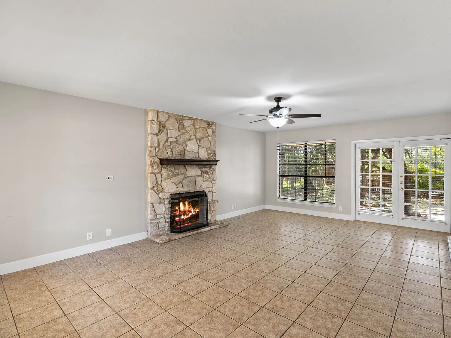 4 bed, 2.5 bath, 2434 sqft, $2,850 — Photo 3