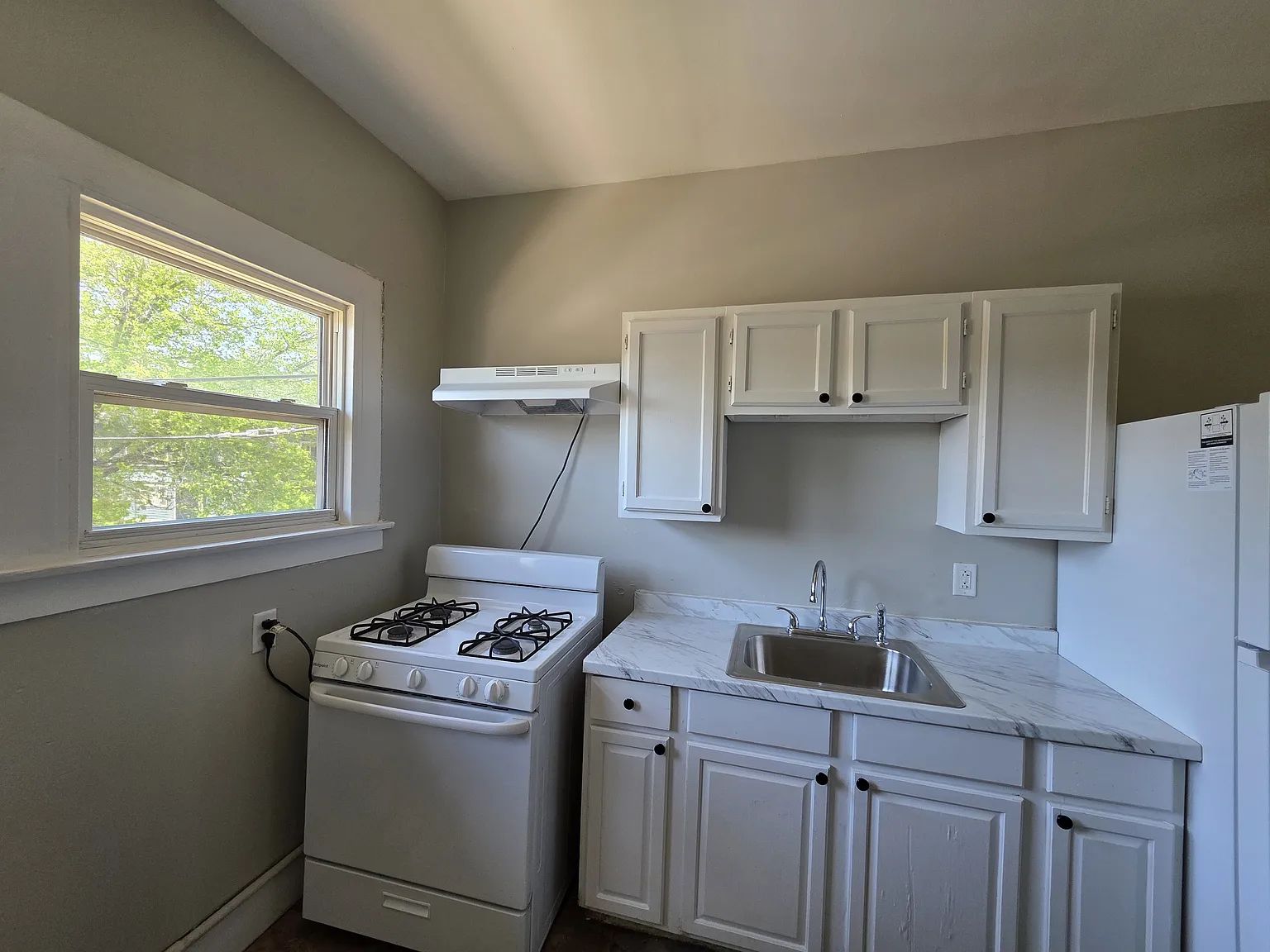 3 bed, $1,575 — Photo 2
