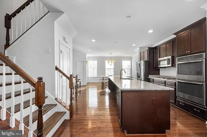 1319 Gilmore St — Photo 32