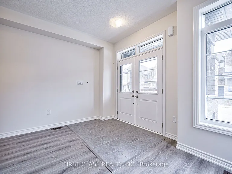 61 Kenneth Rogers Cres — Photo 5