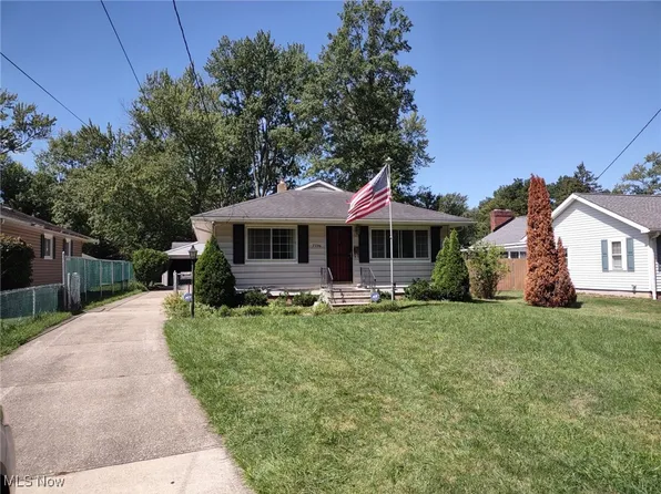 7736 Mapleway Dr, Olmsted Falls, OH 44138