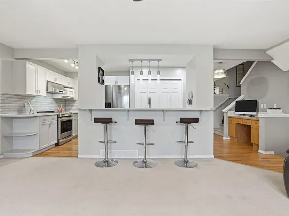 450 W Elgin Way SE, Calgary, AB T2Z 3Y6