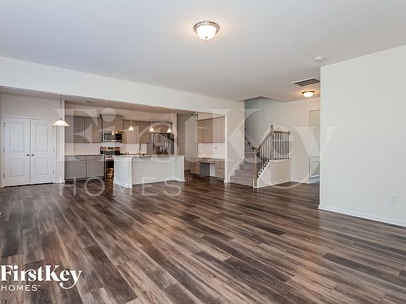3rd image of 5521 Begonia St