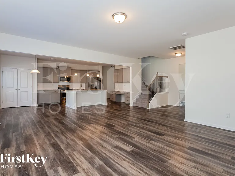 5521 Begonia St — Photo 3