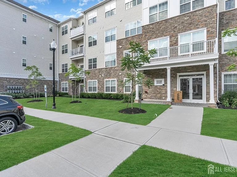 112 Lorhan Dr — Photo 2