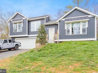 1359 Henshaw Rd, Bunker Hill, WV 25413