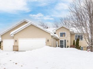 979 Sunny Ridge Dr, Carver, MN 55315