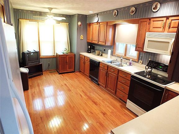 3rd image of 500 Willow Dr