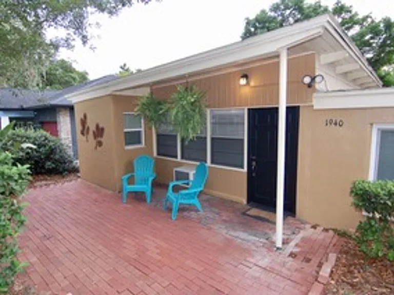 1940 Sunset Ln — Photo 2