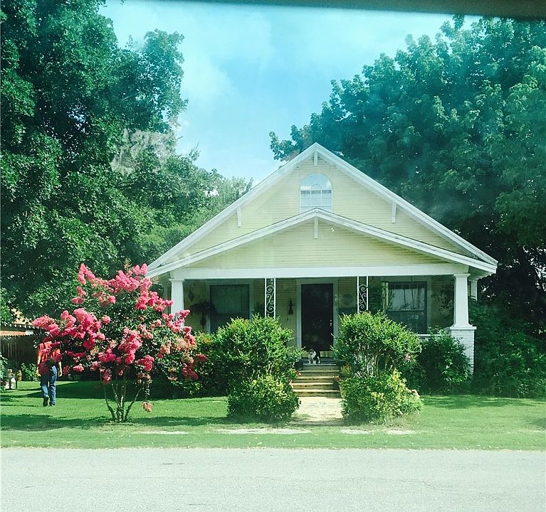 2nd image of 402 W Center Ave