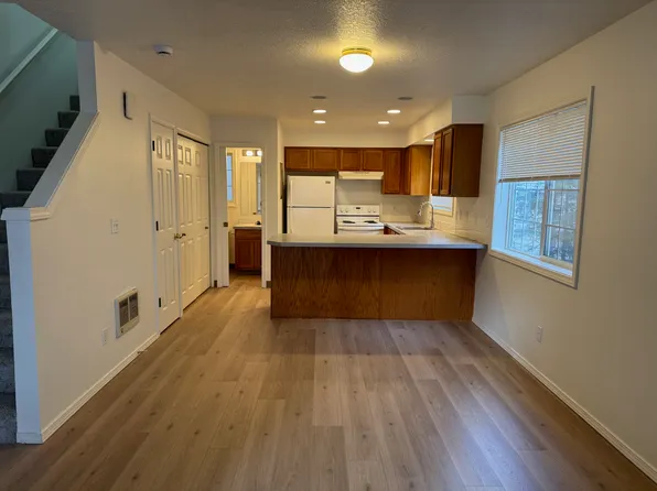 12445 SE Whitcomb Dr APT 4, Milwaukie, OR 97222