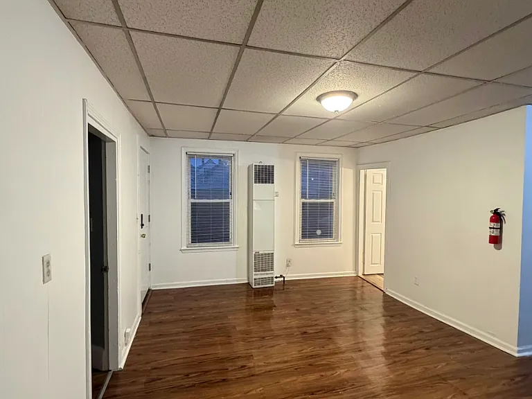 75 Crapo St New Bedford Spacious 3 Bedroom / 1 Bath New Appliances, Near the Beach! — Photo 17