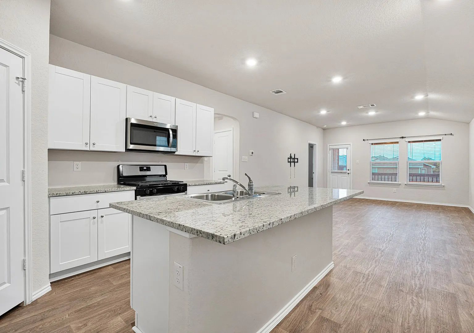 Charming 3 Bed 2 Bath Home in Stoney Creek with Community Amenities! — Photo 2