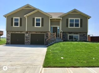19202 Corbyn Ln, Smithville, MO 64089
