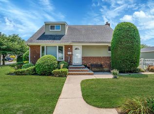 66 Webster St, Floral Park, NY 11001