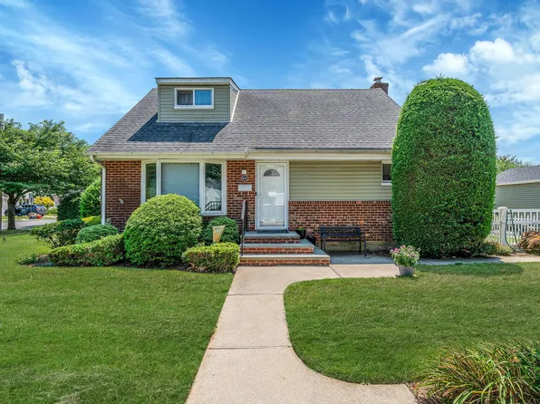 66 Webster Street, Floral Park, NY 11001