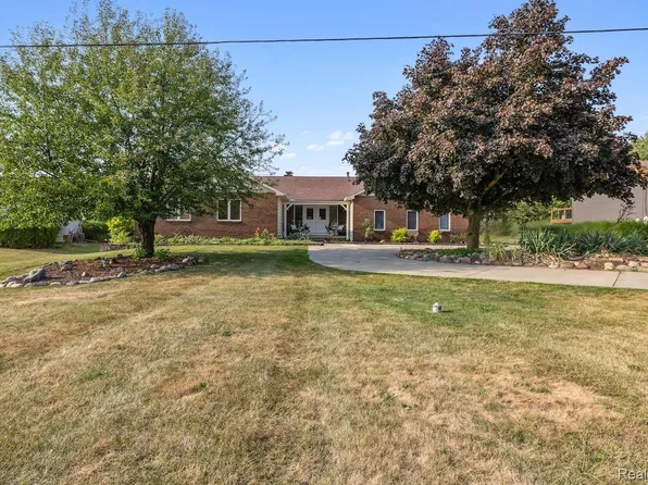 413 E Rolston Rd, Linden, MI 48451