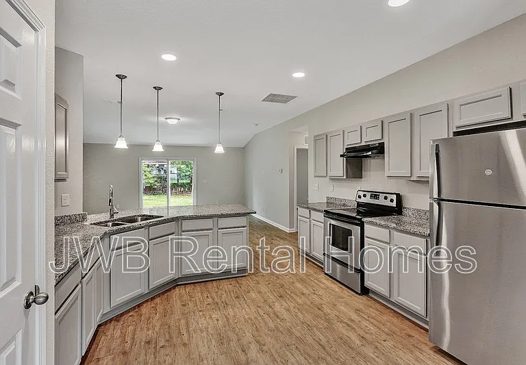 10351 Pinehurst Dr — Photo 2
