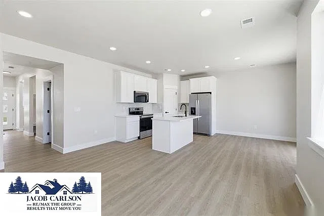 3 bed, 2.5 bath, 1750 sqft, $2,250 — Photo 2