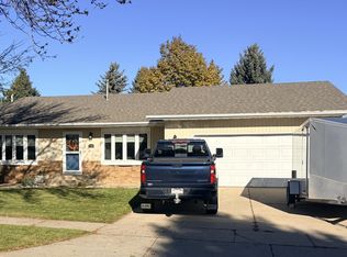 118 Versailles Ave, Bismarck, ND 58503