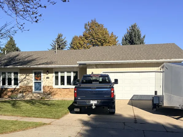 118 Versailles Ave, Bismarck, ND 58503