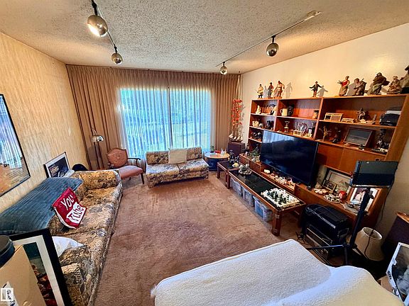 4th image of 4404 46a St