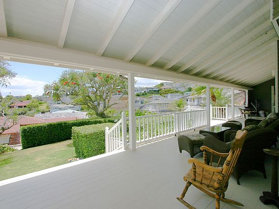Spacious lanai which leads to the level landscaped yard!