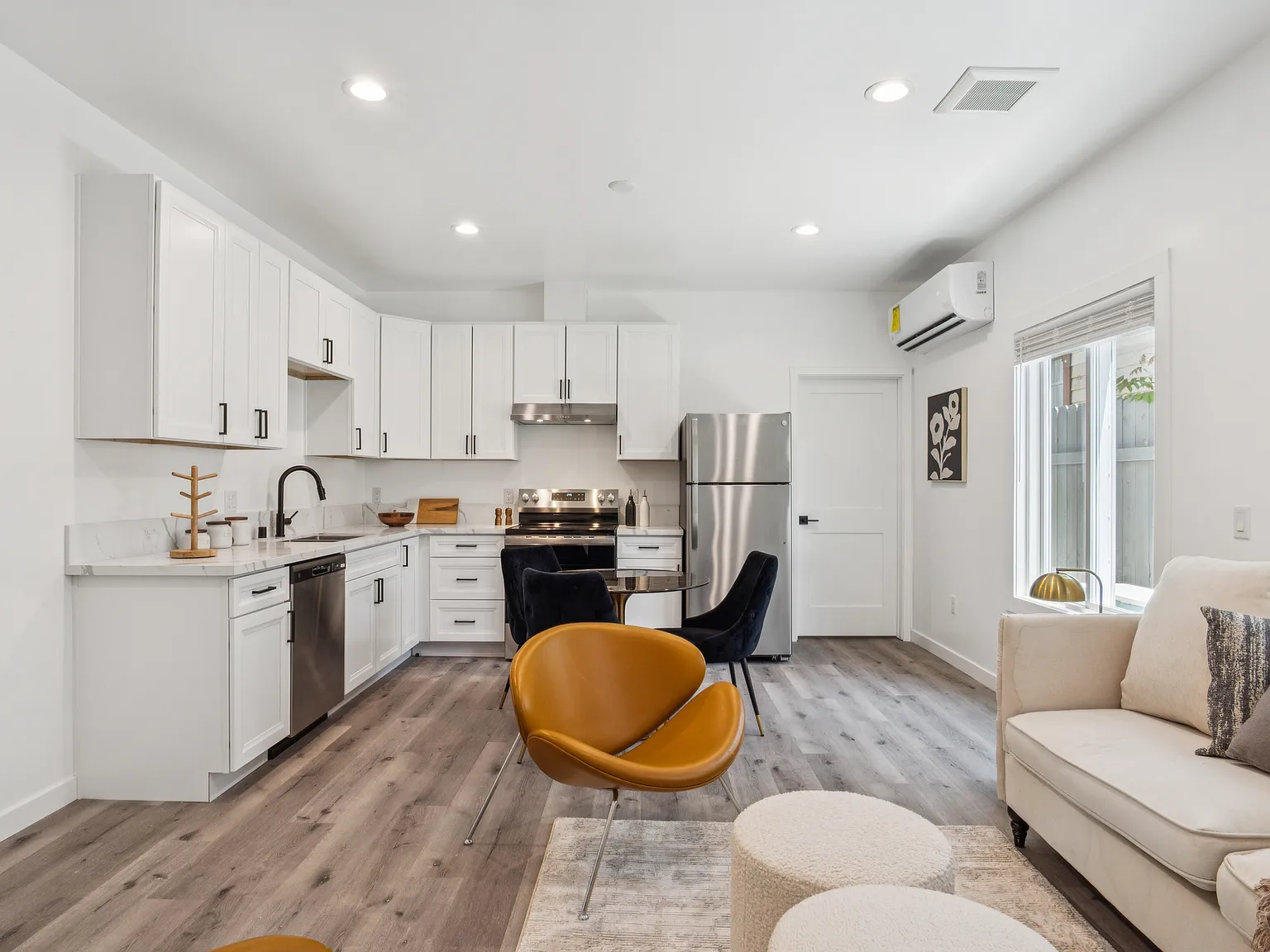 2 bed, 800 sqft, $3,498 — Photo 2