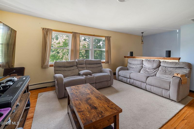 4th image of 1358 Maple Hill Road