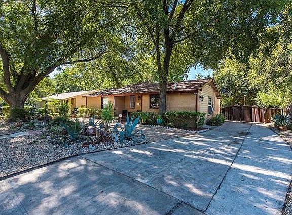 3rd image of 1501 Broadmoor Dr