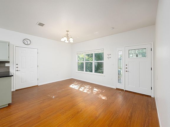 4th image of 4505 Red River St #B