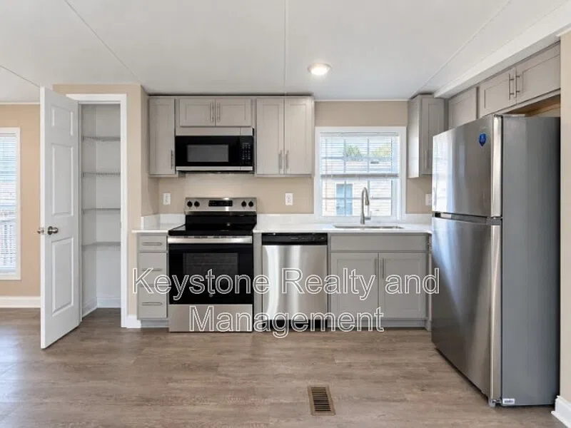 3 bed, 2.0 bath, 1216 sqft, $1,050 — Photo 2