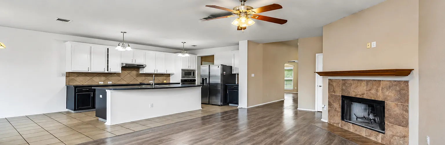 3 bed, 2326 sqft, $2,300 — Photo 2