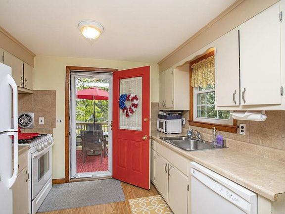 3rd image of 9 Thomas Cir