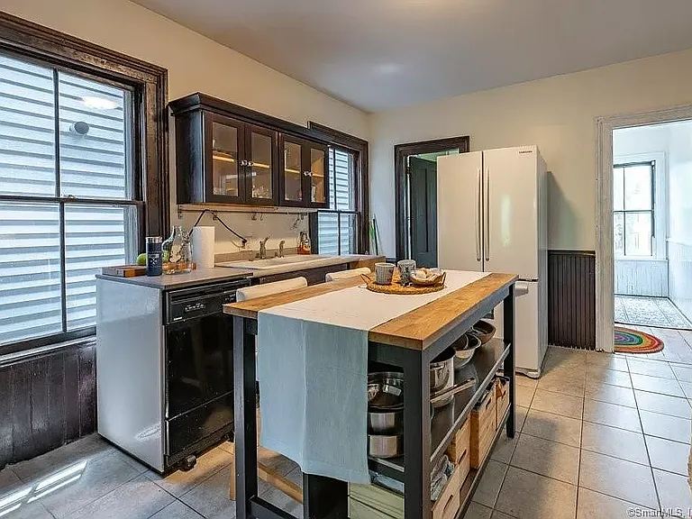 50 Linden St #2 — Photo 3
