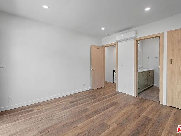2447 N Beachwood Dr #1 — Photo 13