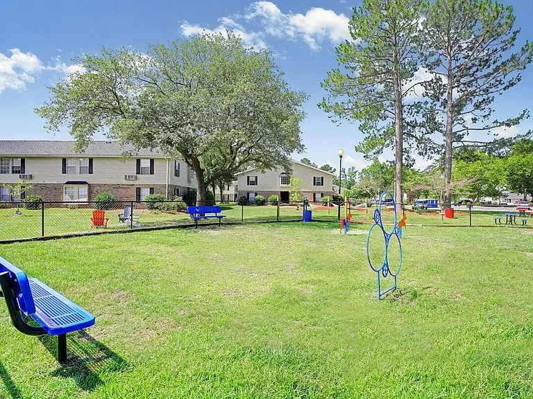 Colonial Parke Apartments — Photo 18