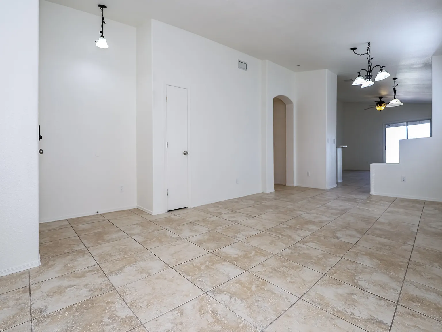 Tucson, AZ - Single-Family - $2,095.00 Available July 2024 — Photo 4
